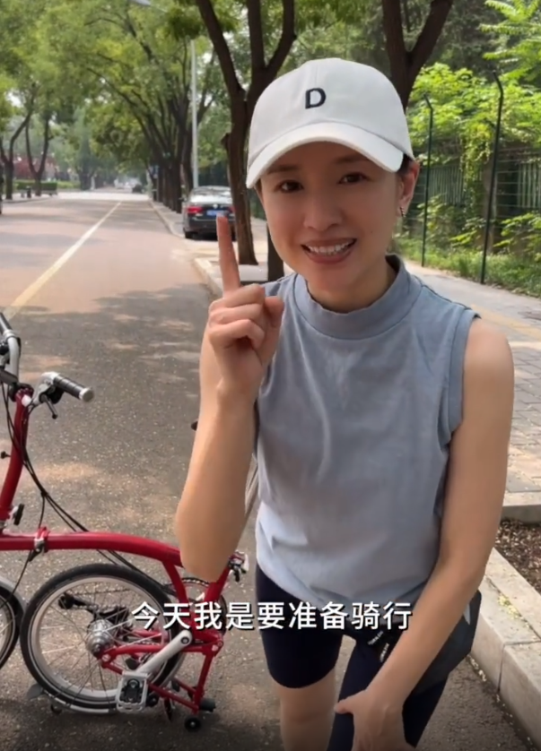 董洁|董洁骑万元单车出行！素颜俏丽纤瘦似排骨，坐小马扎大口吃麻辣烫