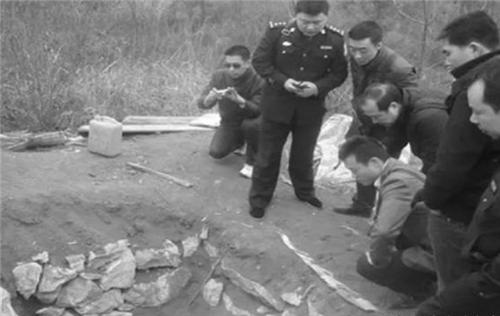 11年,男子连续7天梦到去世母亲求救,报警后意外牵出女尸盗窃案