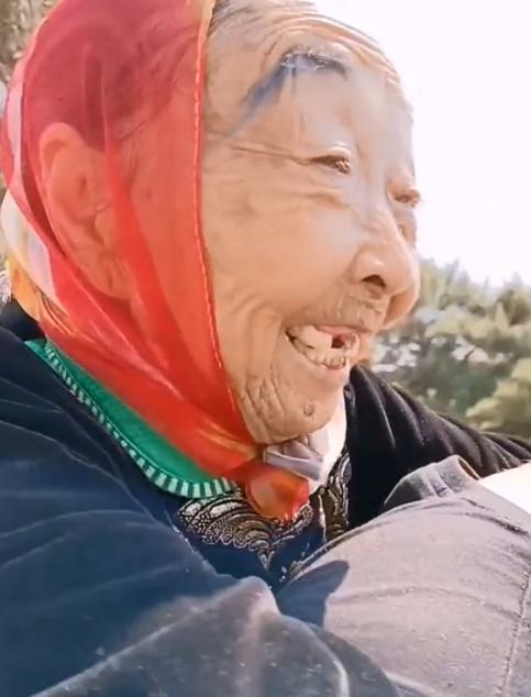 李玉成|李玉成背娇妻看海，马玉琴笑得露出牙花子，被嘲“猪八戒背媳妇”