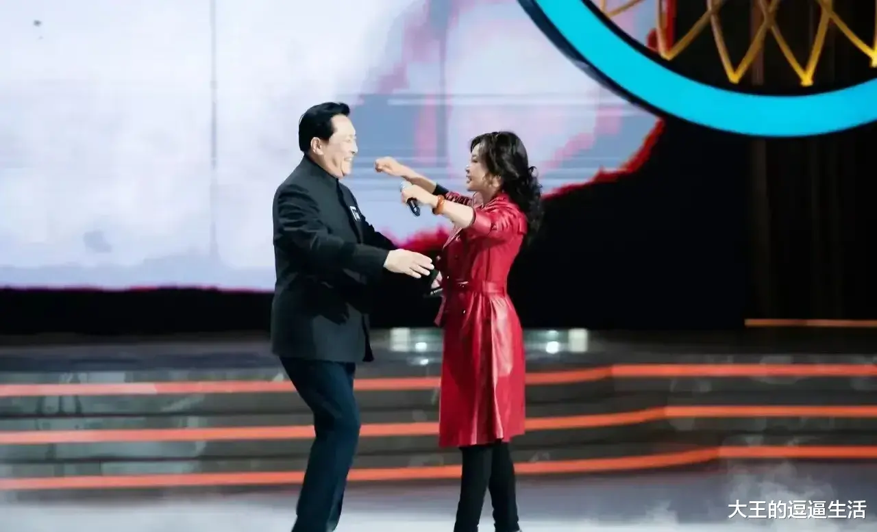 刘晓庆|刘晓庆和唐国强时隔43年再重聚，穿皮衣配小黑裤，状态保持得真好