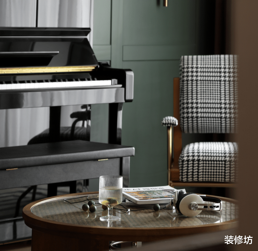 深色同样很优雅，耐看又精致，给人以舒适的生活体验