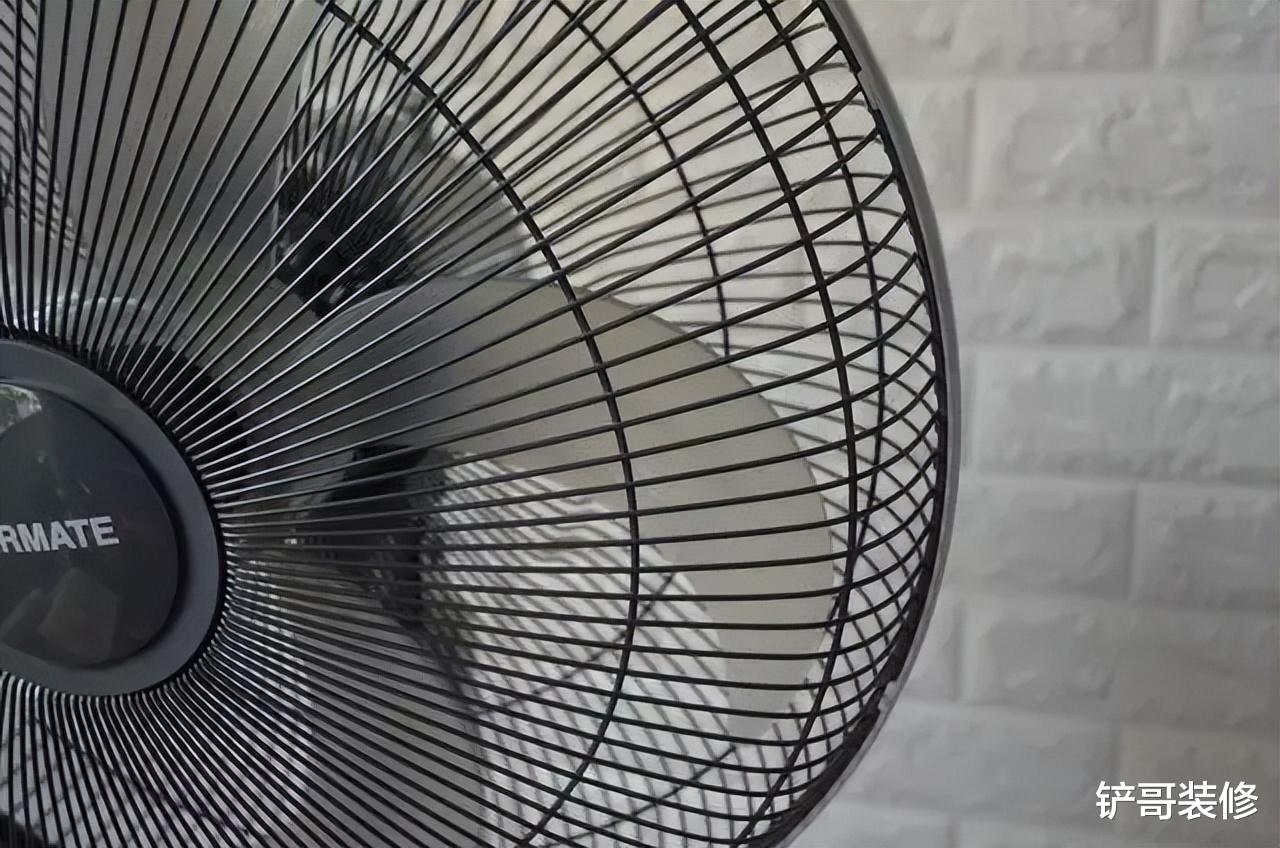 不管电风扇有多脏,教你正确方法,不用拆不用洗,去灰又快又干净