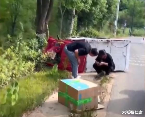 第一次送快递就翻车,浙江女子怪三轮车有问题,老板:早上才修的