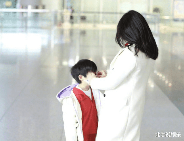 陈妍希|陈妍希带5岁儿子现身机场,两人身穿亲子装,画风超有爱