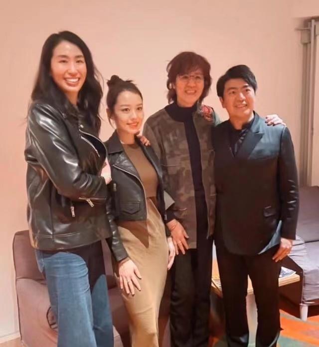 穿衣搭配 62岁郎平罕见公开亮相！参加音乐会尝试女人味造型，烫卷发不敢认