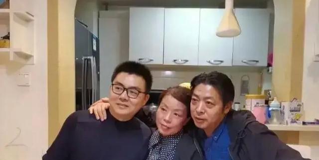 带货|郭爸陪楷楷踢球,爷孙互动很有爱,田静直播带货,迟迟不愿回九江