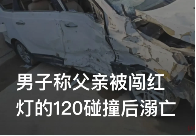 湖北武汉，6旬老人驾车通过红绿灯路口时，被一辆救护车撞致掉入河中