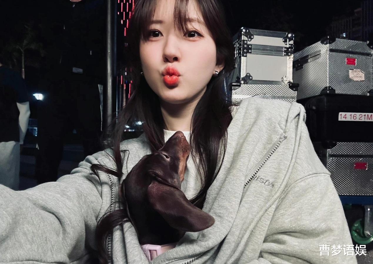 |赵露思晒秋日剧组生活照,遛狗赏花游戏三不误,大秀香肩对海比耶