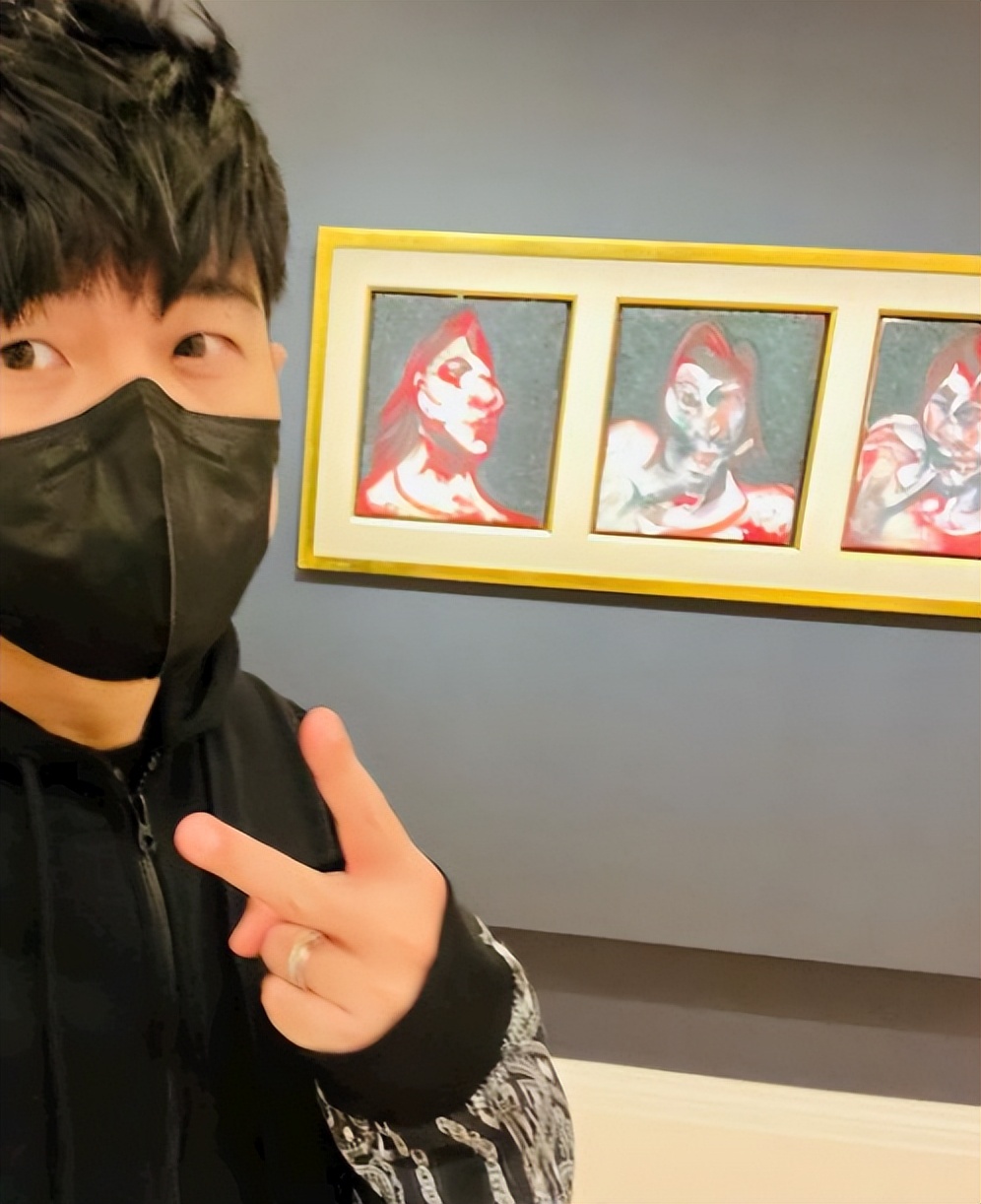 周杰伦|周杰伦带5岁儿子赏画，“密欧哥”长高不少，被赞是未来艺术家