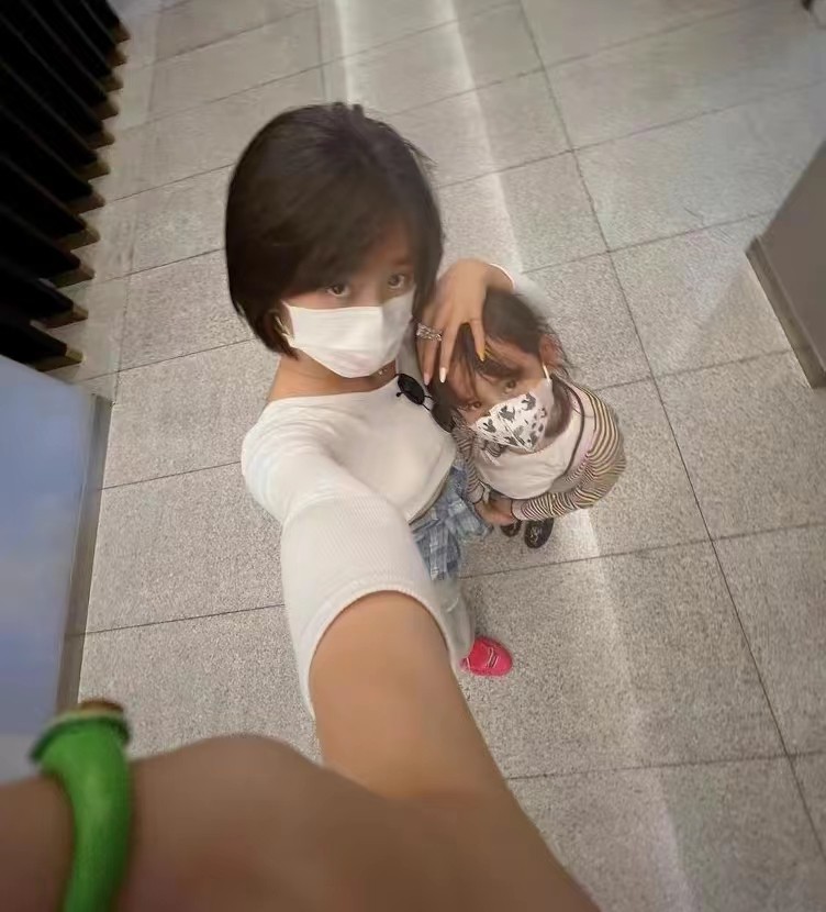 美甲 黄多多带弟弟妹妹出游!剪短发做美甲比妈妈潮,妹妹穿条纹衫超萌