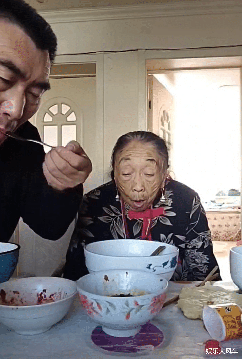 李玉成|85岁马玉琴成“摇钱树”？牙齿掉光啃骨头赚钱，53岁老公却提豪车