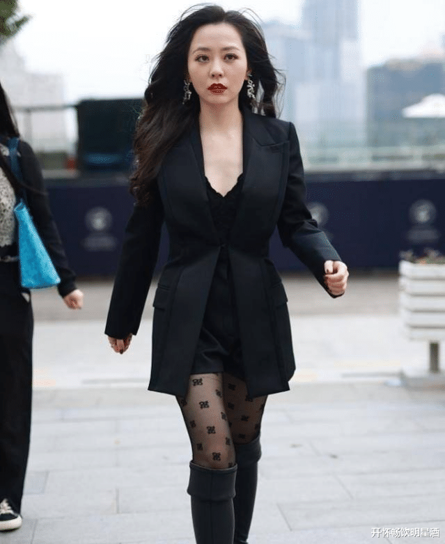 张靓颖|“鲁班锁”黑色丝袜搭配黑色西服，张靓颖的发福身材，让人唏嘘！