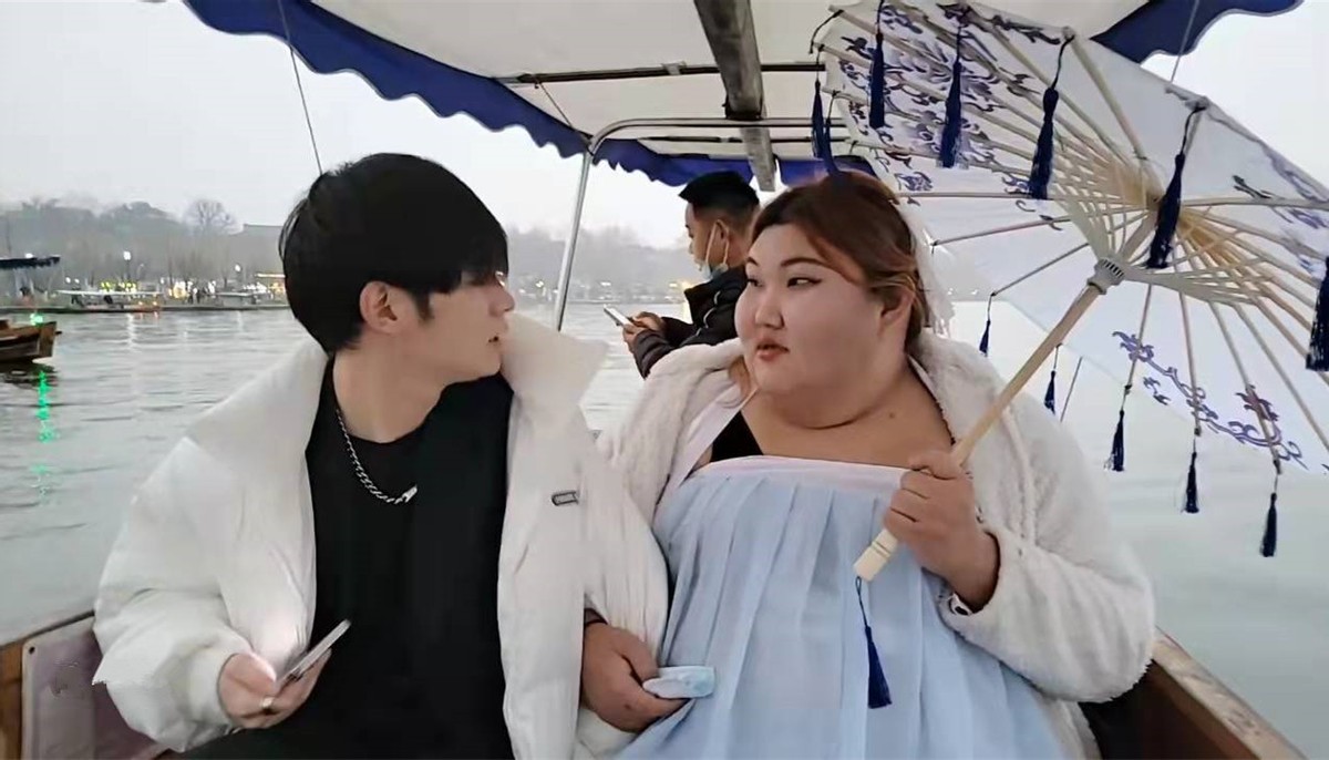 童锦程|童锦程当众亲吻西瓜妹，上演云泥之恋！粉丝心碎：原来你喜欢她？