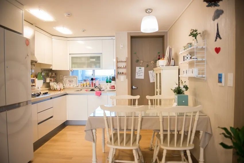 100㎡户型,客厅无主灯,搭配木饰板,务实不花哨