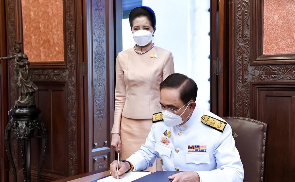 玛哈夫妇高调为次女庆生!思蕊梵虔诚跪“父母”,娜拉蓬为她祈福