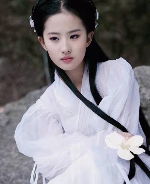 刘亦菲|刘亦菲坐高铁被偶遇,超大钻戒抢镜,险些被粉丝搭讪