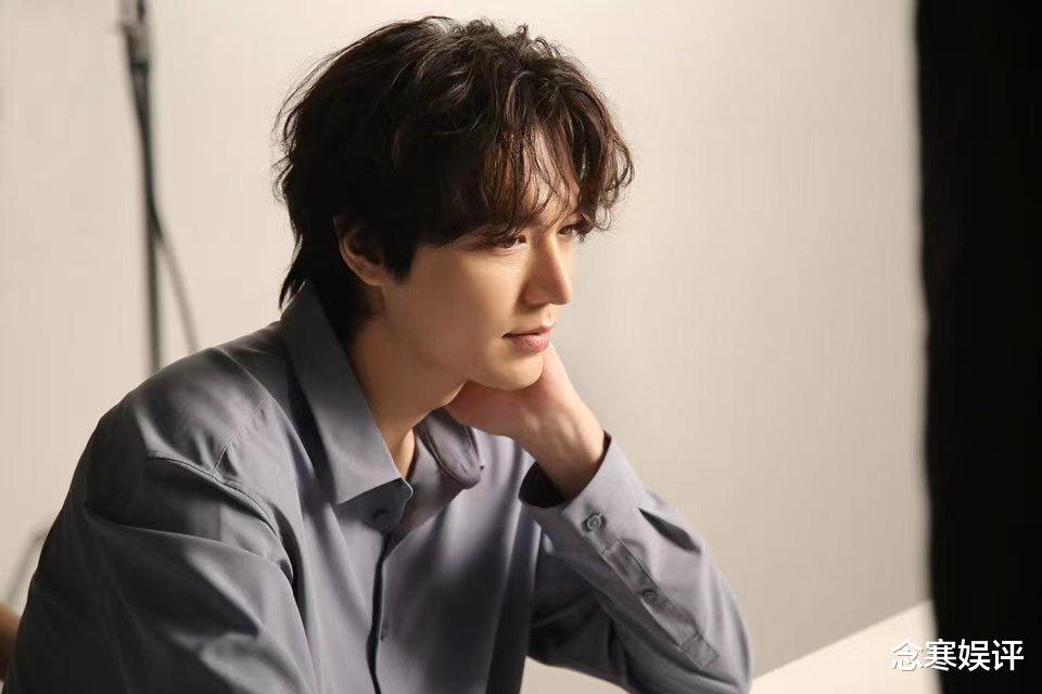 李敏镐|李敏镐晒出拍摄花絮照片，驼背是越来越明显，疑似拍戏时受伤所致