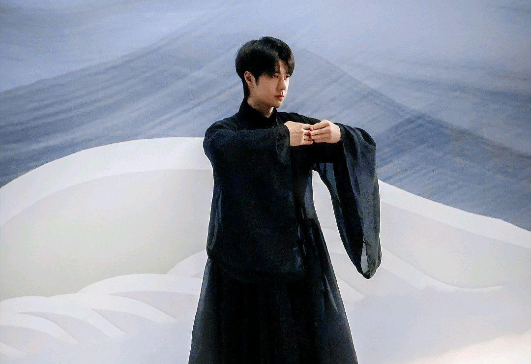 王一博|王一博分饰两角舞动双生，国风与街舞的结合，别有一番风味