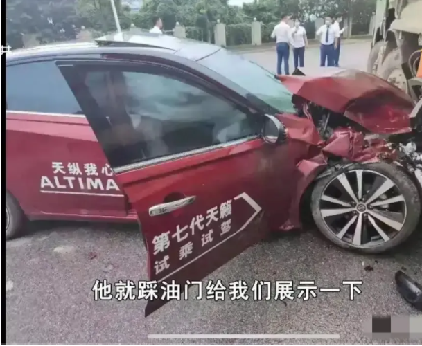 “砰!砰!”湖南岳阳,男子易某到某4S店试车,不料在路上发生车祸