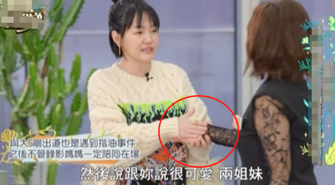 小S|小S揭秘娱乐圈丑闻,自称曾被“塞进腋下深处”,网友:自愿的