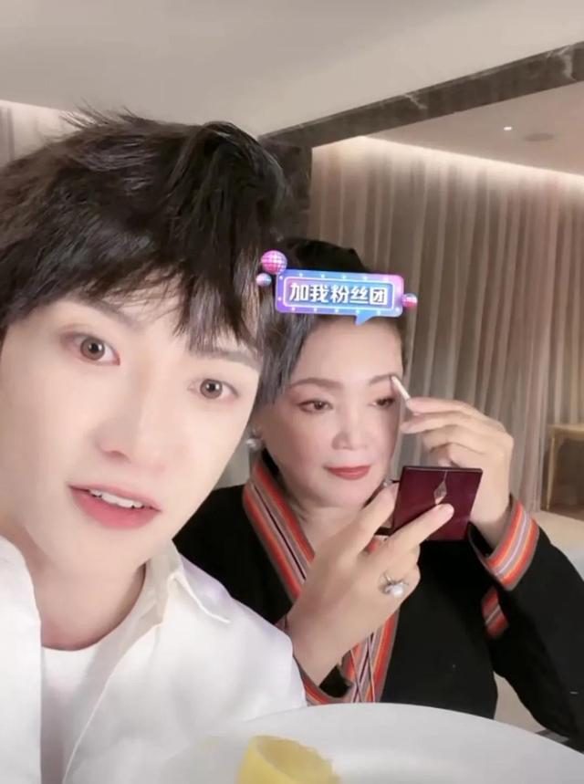 张兰 张兰直播突然有一个举动,而背后的原因让人不得不佩服