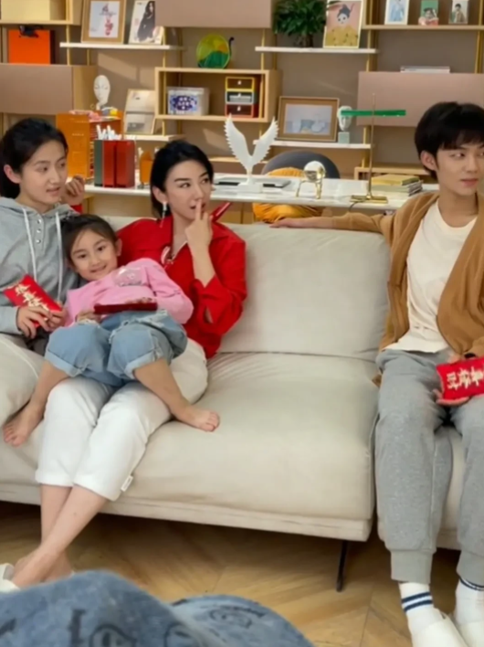 明道|明道工作中“黑脸发脾气”视频曝光？网友看完却站在了明道这一边