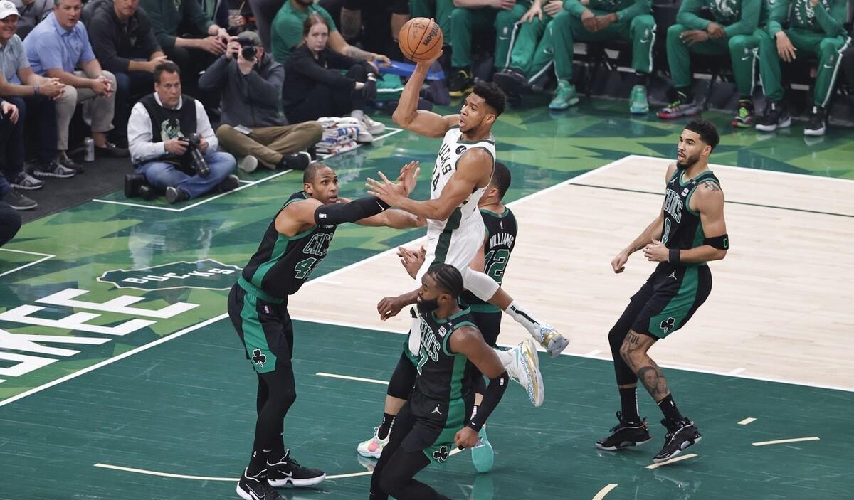 迈克·布朗|今日NBA：库里500记三分，詹金斯抗议布朗执教，詹皇为沃尔倒酒