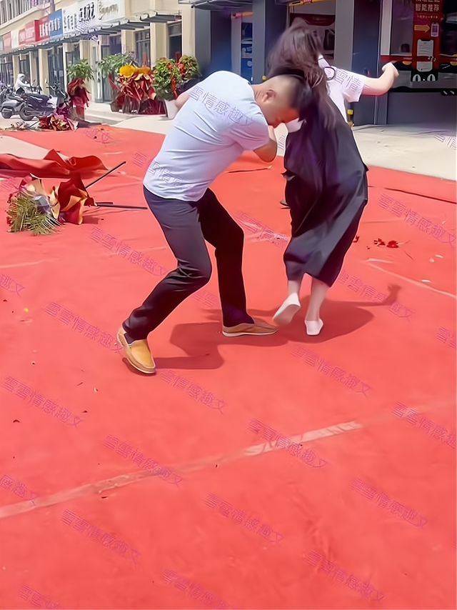 一男子带女友去做工,她却和雇主勾肩搭背:我替你和他套近乎而已