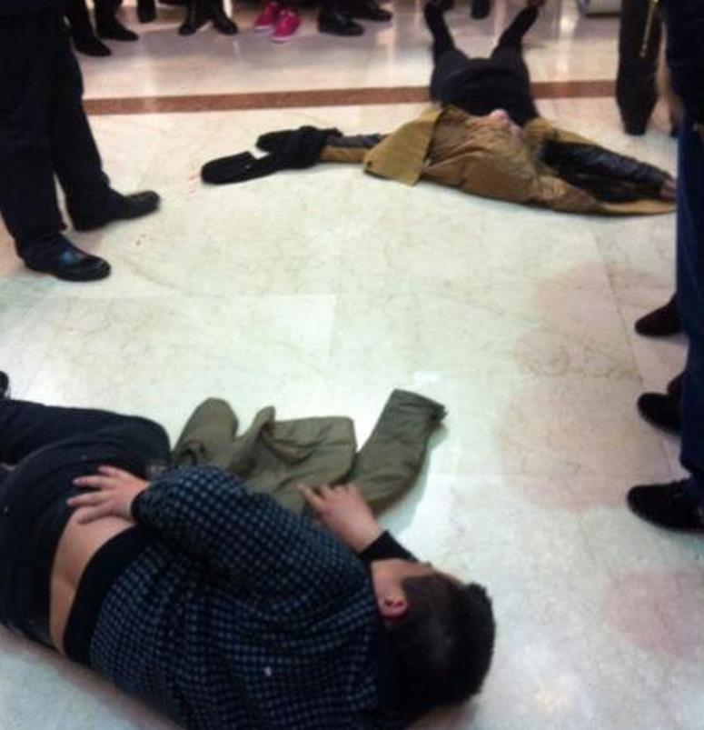14年广州男子跳楼自杀,砸死货站老板,警方调查后揭开大秘密
