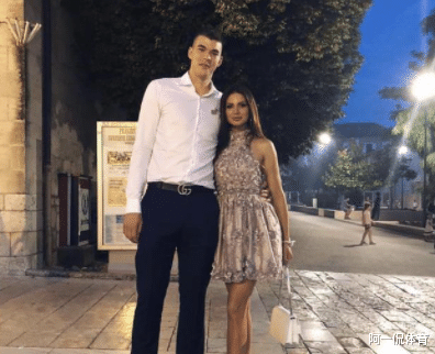 快船队|25岁实力中锋大爆发！俘获极品美娇娘，一双大长腿，身材颜值绝了