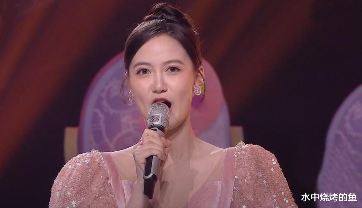 芒果台|湖南卫视电商晚会：6人主持团撑场面，4小花同框PK，接班人齐思钧被新人替代