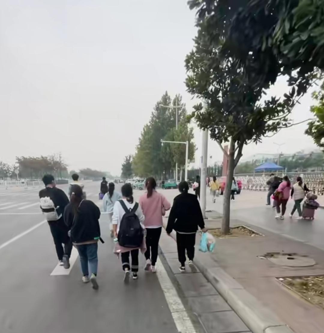 富士康员工徒步归乡,大货车司机暖心,家永远是港湾!