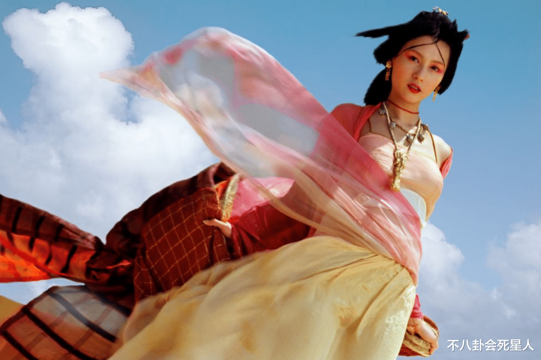 董洁|同样20岁的年纪，一个亭亭玉立，一个“土”成大妈，差距真大啊