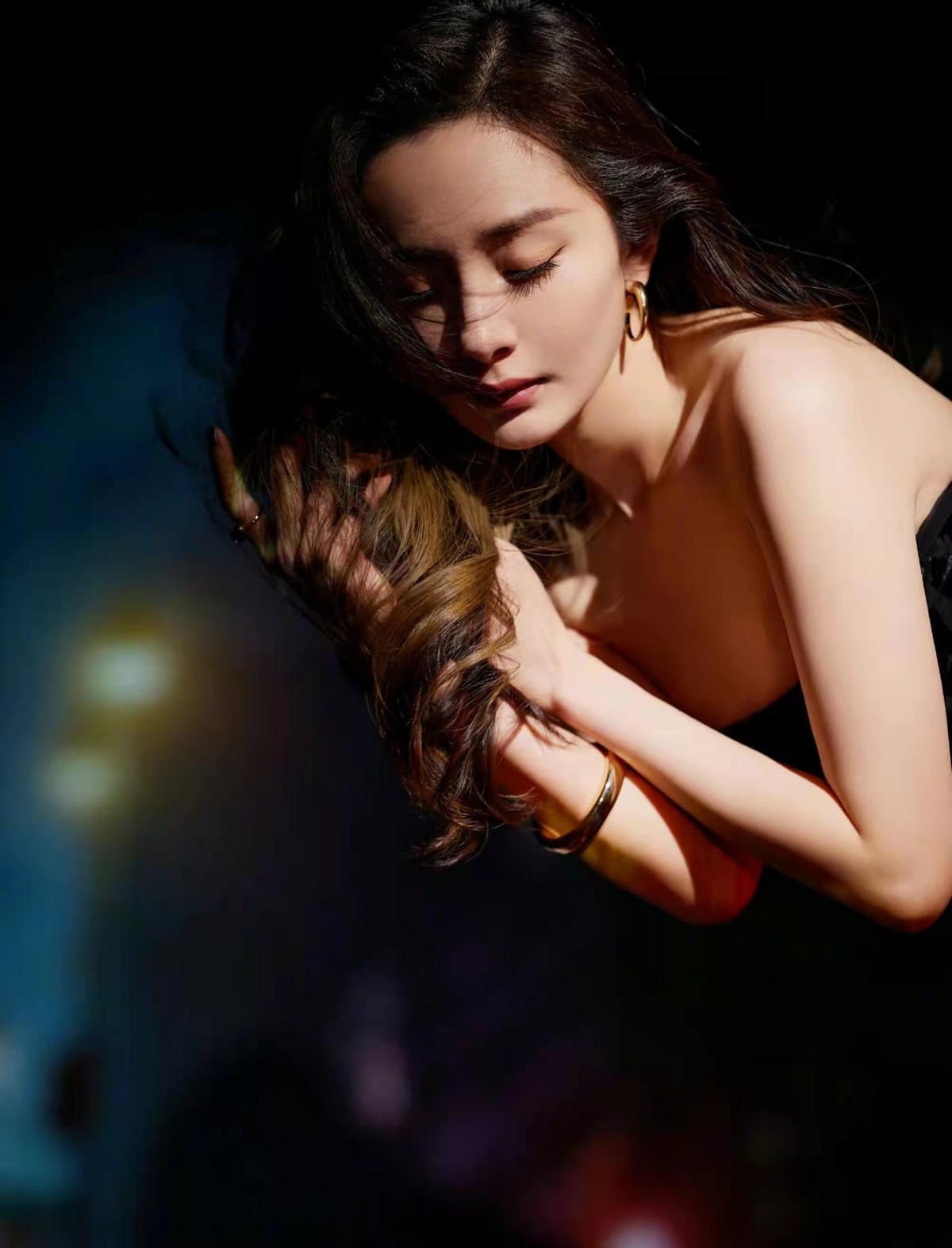 |杨幂真是玩性感高手！穿抹胸蟒纹贴身礼服大秀S曲线，媚到骨子里