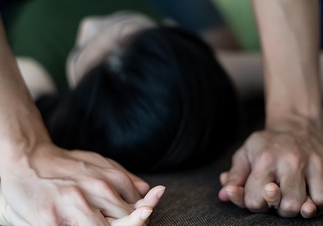 经典案例:恶霸强行霸占留守妇女,公公说:挑断村霸脚筋放火烧死