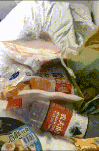 “机场的插座怎么都这样呀?”充电的人多了就会这样!