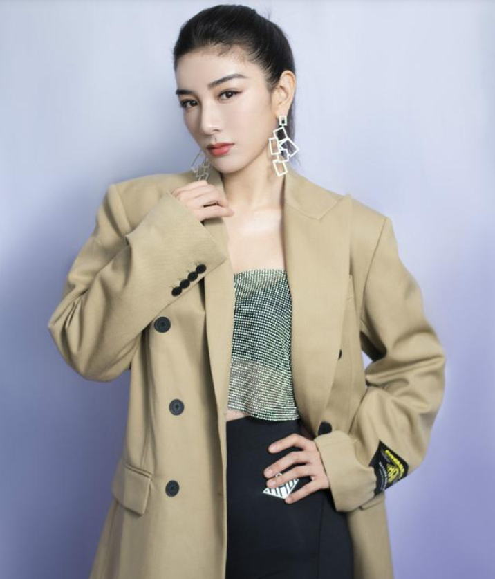 黄奕|黄奕两度闪婚闪离,如今却依旧拥有少女感