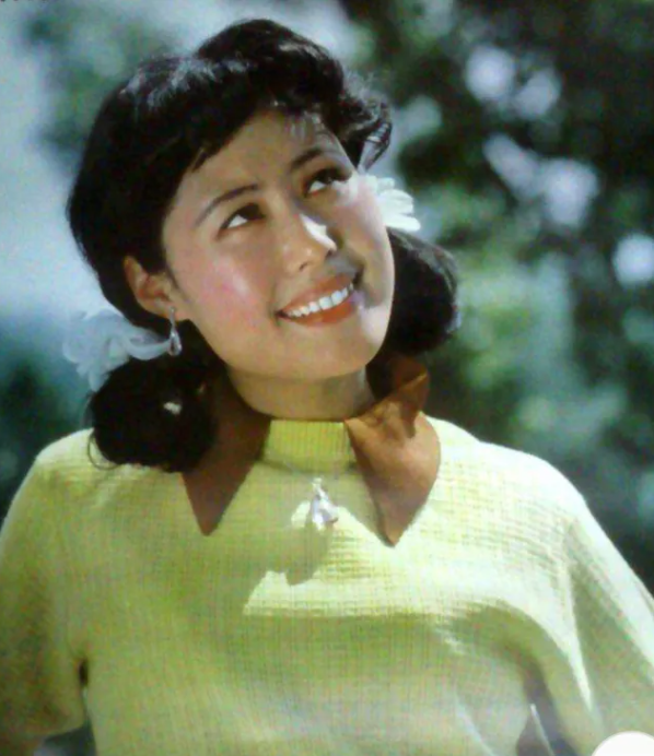 国籍|斯琴高娃放弃军人身份，把国籍改到了瑞士，国内无底线的捞金