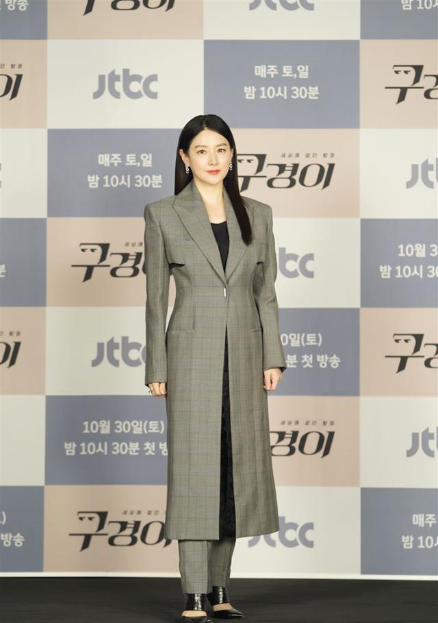 李英爱|51岁氧气女神李英爱与大20岁富商老公罕见同框，女神风采依旧