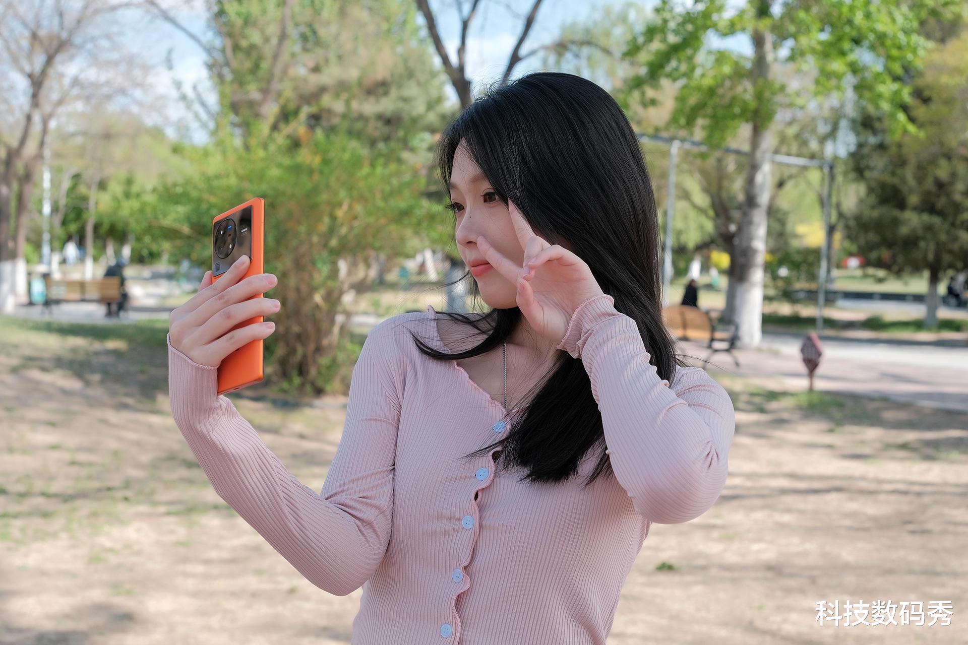 卡尔蔡司镜头|蔡司人像镜头微云台加持，vivo X80 Pro拍照、游戏、性能、功耗深度测评