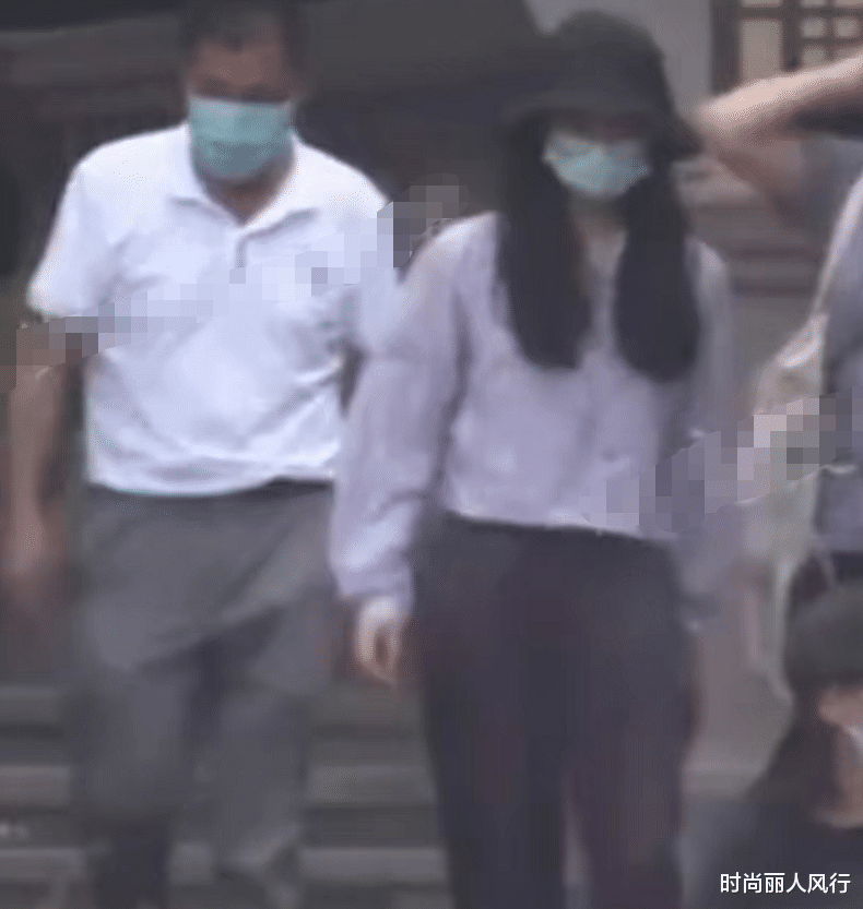 刘诗诗|刘诗诗私下哪有女明星样！穿防晒衣聚餐外八字走路像大爷，超随性