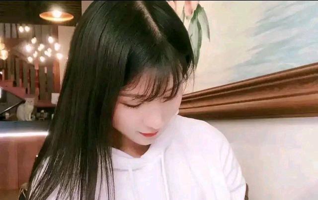 带货|第二个陈亚男?与朱小伟甜蜜合影的女子第二天就直播了,涨粉不少