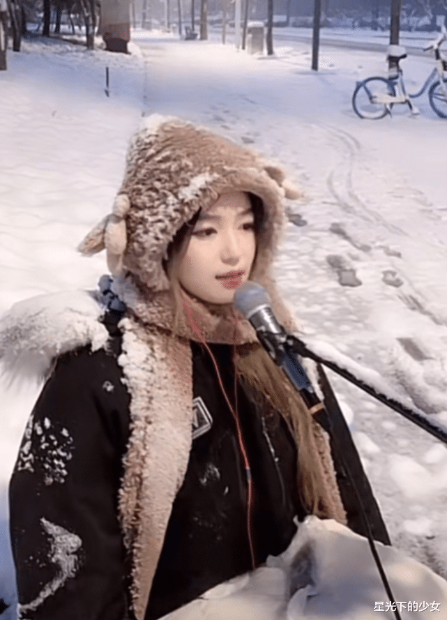 女主播|直播一条街“排排坐”,女网红们深夜在天桥下唱歌,已经形成规模