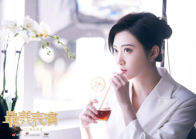 穿衣搭配|景甜重返“人间富贵花”状态!穿西装变身女总裁,皮肤更是白到发光