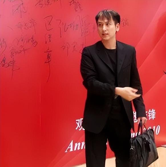 汤珈铖|“汤臣少主”汤珈铖:,18岁做霸总身家百亿,39未婚成父母心病