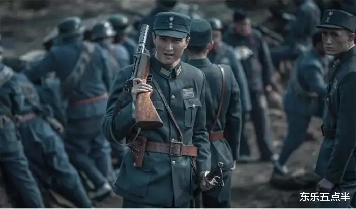 亮剑|亮剑：一段抽烟的戏份，抽旱烟真实到想哭，抽雪茄就有点过分了