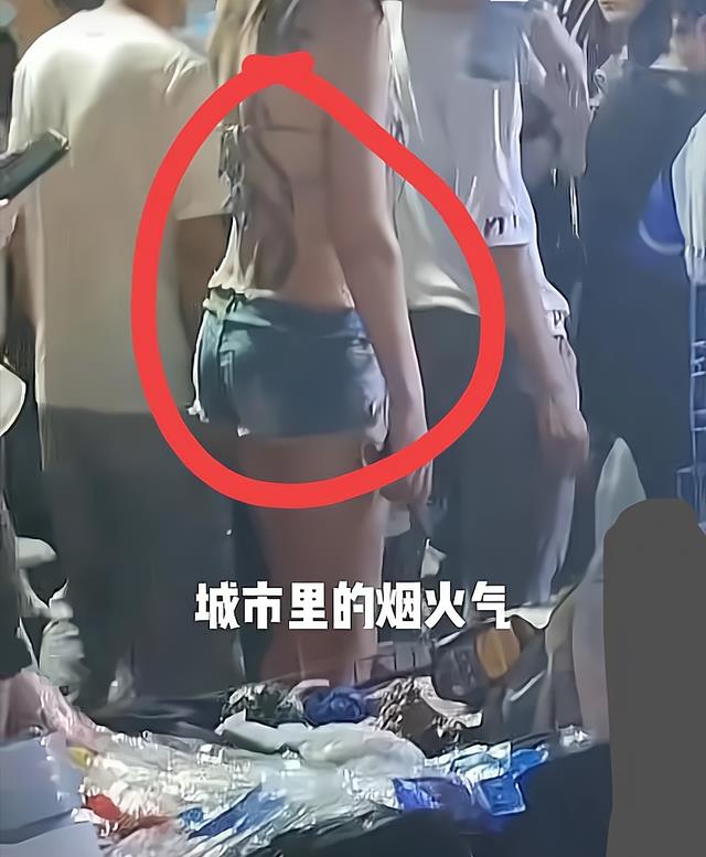 漂亮女子逛夜市,满背纹身惹争议,网友:真羡慕她的男朋友