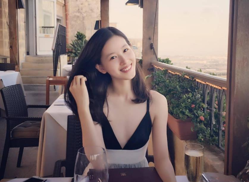 章泽天|比刘强东大五岁的丈母娘长啥样?比章泽天惊艳,网友:自闭了!