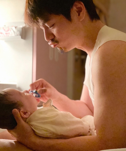 杨怡|罗仲谦晒照为两岁女儿庆生,杨怡亲吻女儿脸颊超温馨,小珍珠大眼颜值高