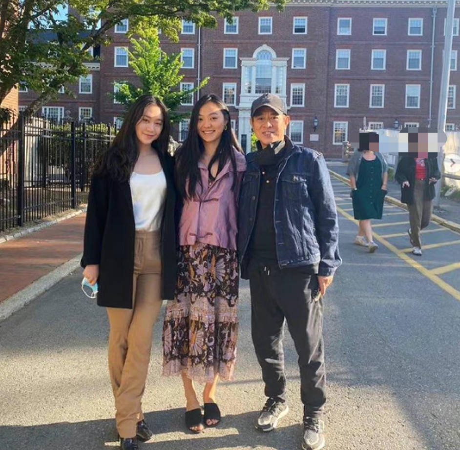 李连杰|李连杰女儿：坐私人飞机出行！19岁身材丰腴显成熟，曾患严重抑郁症